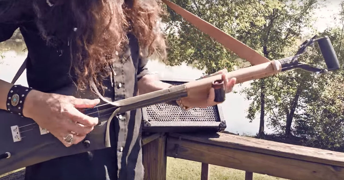 Justin Johnson Makes Guitar Magic With Just 3 Strings and a Shovel